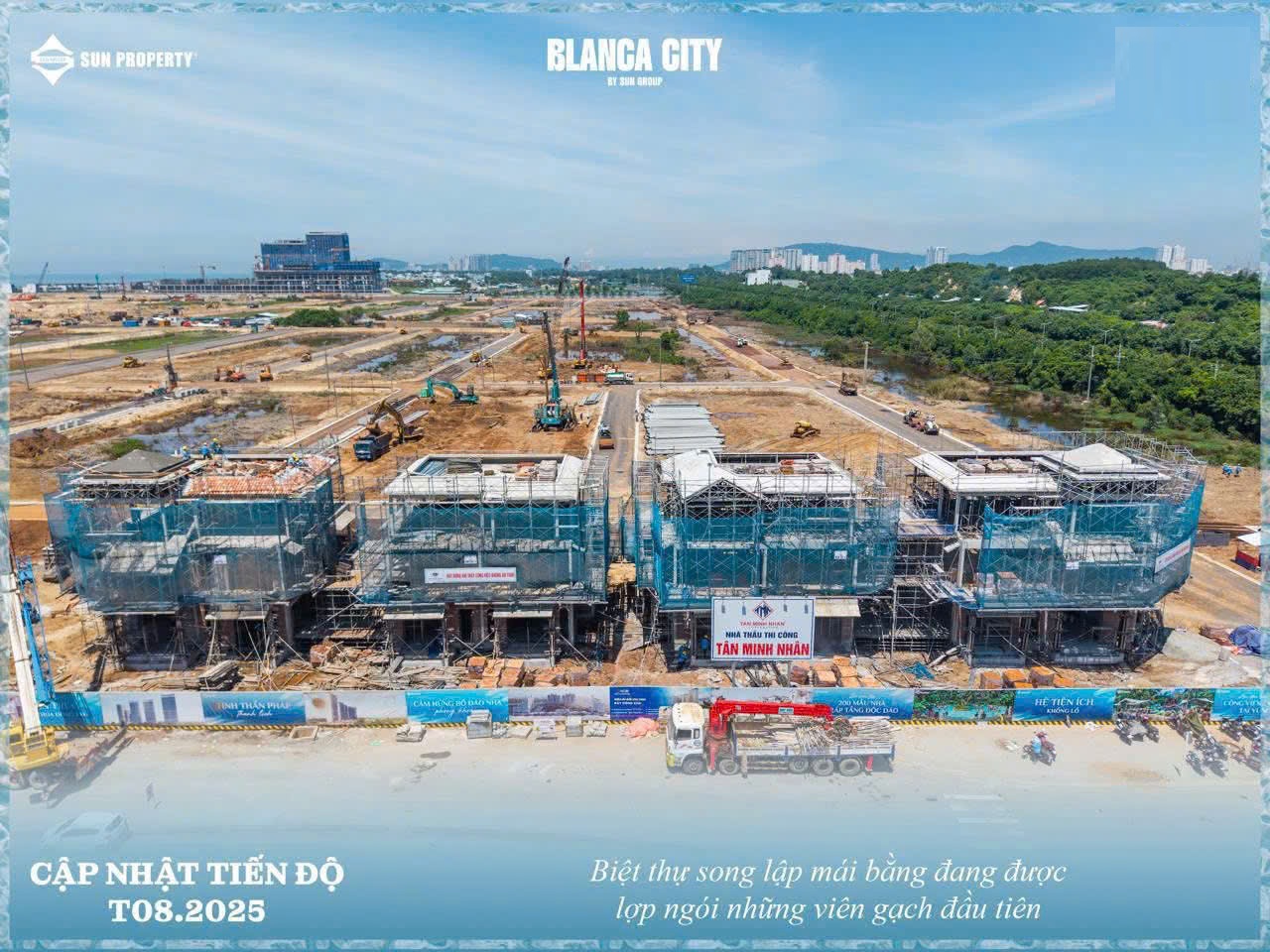 Biệt thự song lập đang lợp những viên ngói đầu tiên