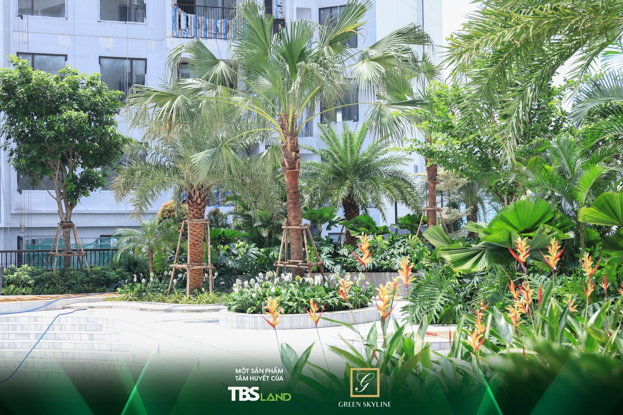 TIẾN ĐỘ THI CÔNG GREEN SKYLINE TUẦN 2 THÁNG 6 🏗️ Tính đến hiện tại, dự án đã hoàn thiện phần thô và đang tăng tốc triển khai các công đoạn hoàn thiện mặt ngoài, chỉn chu không gian cảnh quan nội khu. Với nhịp độ thi công thần tốc, tất cả các hạng mục đang được kiểm soát chặt chẽ để đảm bảo đúng lộ trình sẵn sàng bàn giao ngay Quý III/2026. 🌟 Green Skyline tự hào là điểm đến lý tưởng, sẵn sàng chào đón cộng đồng cư dân đa quốc gia nhờ thế mạnh pháp lý vững chắc khi đã được cấp giấy phép bán cho người nước ngoài. 🍃 Bên cạnh đó, hệ tiện ích sầm uất cùng không gian chuẩn resort đang ngày một hoàn thiện, hứa hẹn mang đến một phong cách sống cao cấp và tiện nghi bậc nhất khu vực.