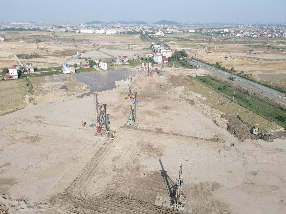 Tại khu vực đường băng, công tác gia cố nền bằng cọc xi măng đất (CDM) đang được triển khai với gần 40 máy móc.