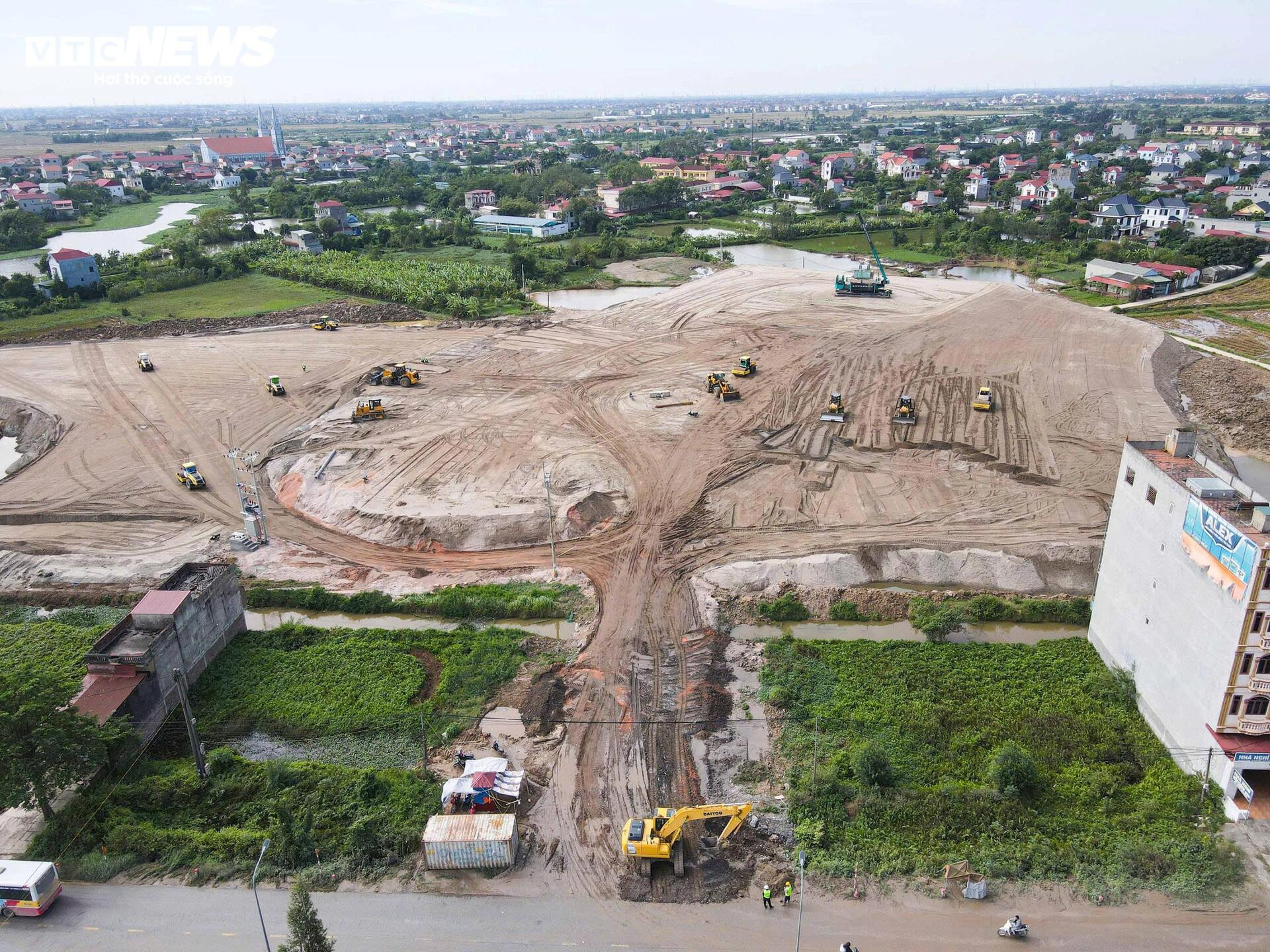 Máy móc, thiết bị đang hoạt động liên tục những ngày qua để thi công mặt bằng.