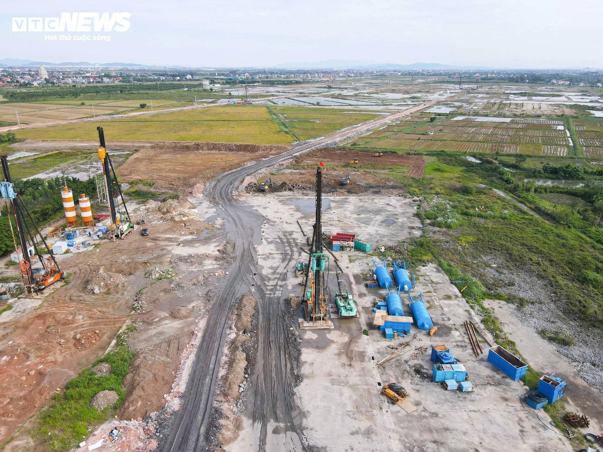 Máy móc, thiết bị đang hoạt động liên tục những ngày qua để thi công mặt bằng.
