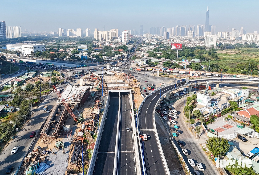 Sáng 2-2, hầm chui HC1-02 thuộc nút giao An Phú (TP.HCM) chính thức thông xe, kết nối đường Mai Chí Thọ và đường dẫn cao tốc, giúp việc đi lại ở cửa ngõ phía đông thành phố thuận lợi hơn.