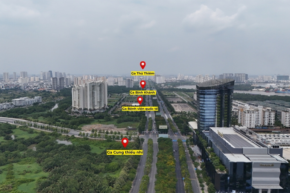 Các Ga còn lại dọc đại lộ Mai Chí Thọ gồm: Ga CUng Thiếu Nhi, Ga Bệnh Viện QUốc Tế, Ga Bình Khánh và Ga Thủ Thiêm