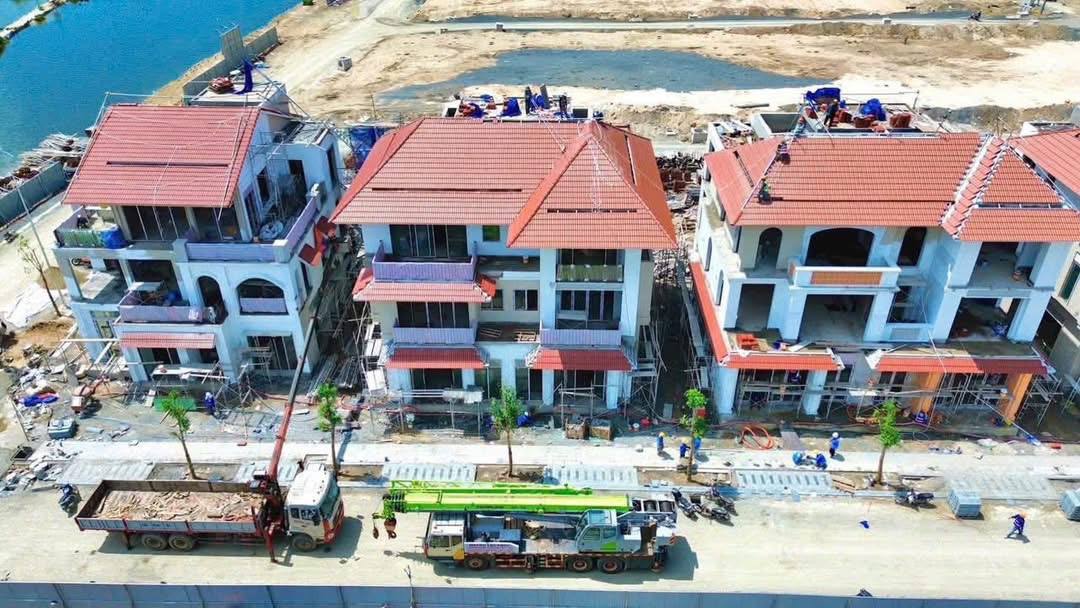 Cận cảnh những căn biệt thự đầu tiên đang dần hoàn thiện