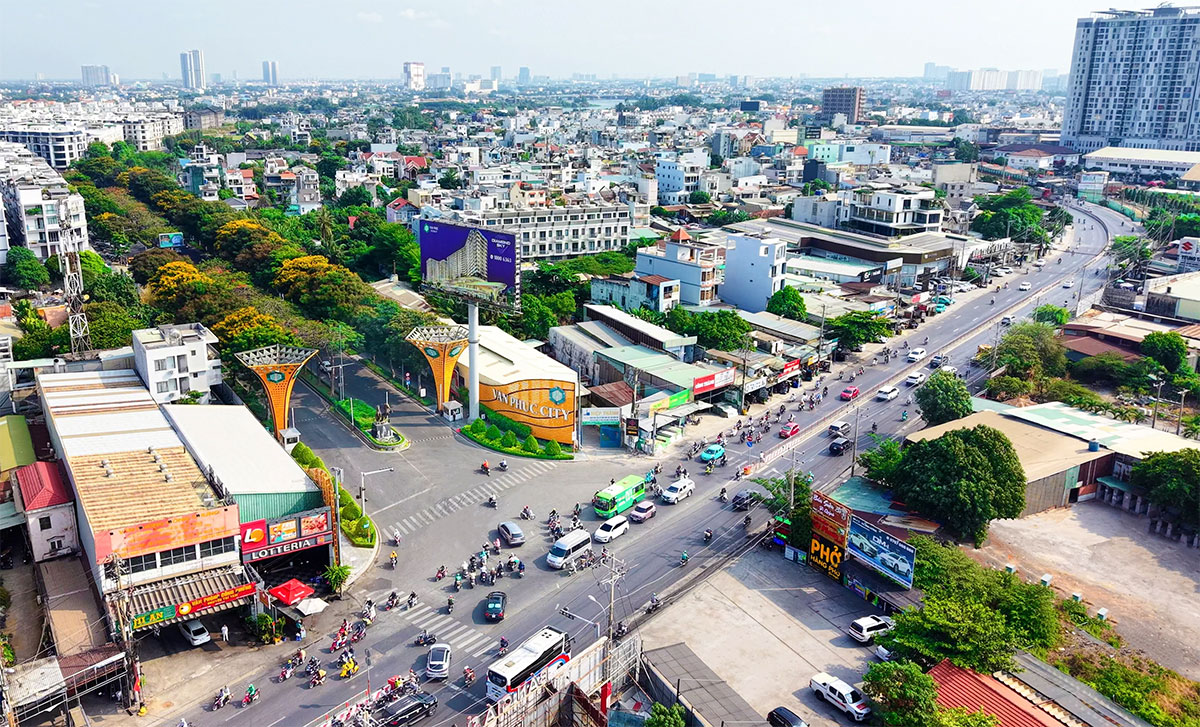 Khu đô thị Vạn Phúc với quy mô 198ha được biết đến như một thành phố thu nhỏ phía Đông TP.HCM đáp ứng đầy đủ những tiện ích sống đẳng cấp, hiện đại được ví như một kiệt tác VÀNG soi bóng bên dòng sông Sài Gòn thơ mộng.